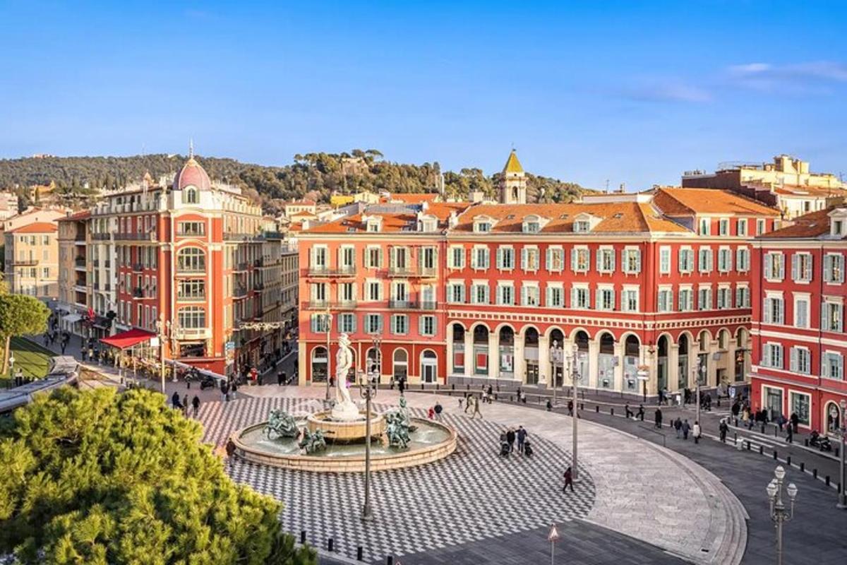 una piazza cittadina con una fontana di fronte agli edifici