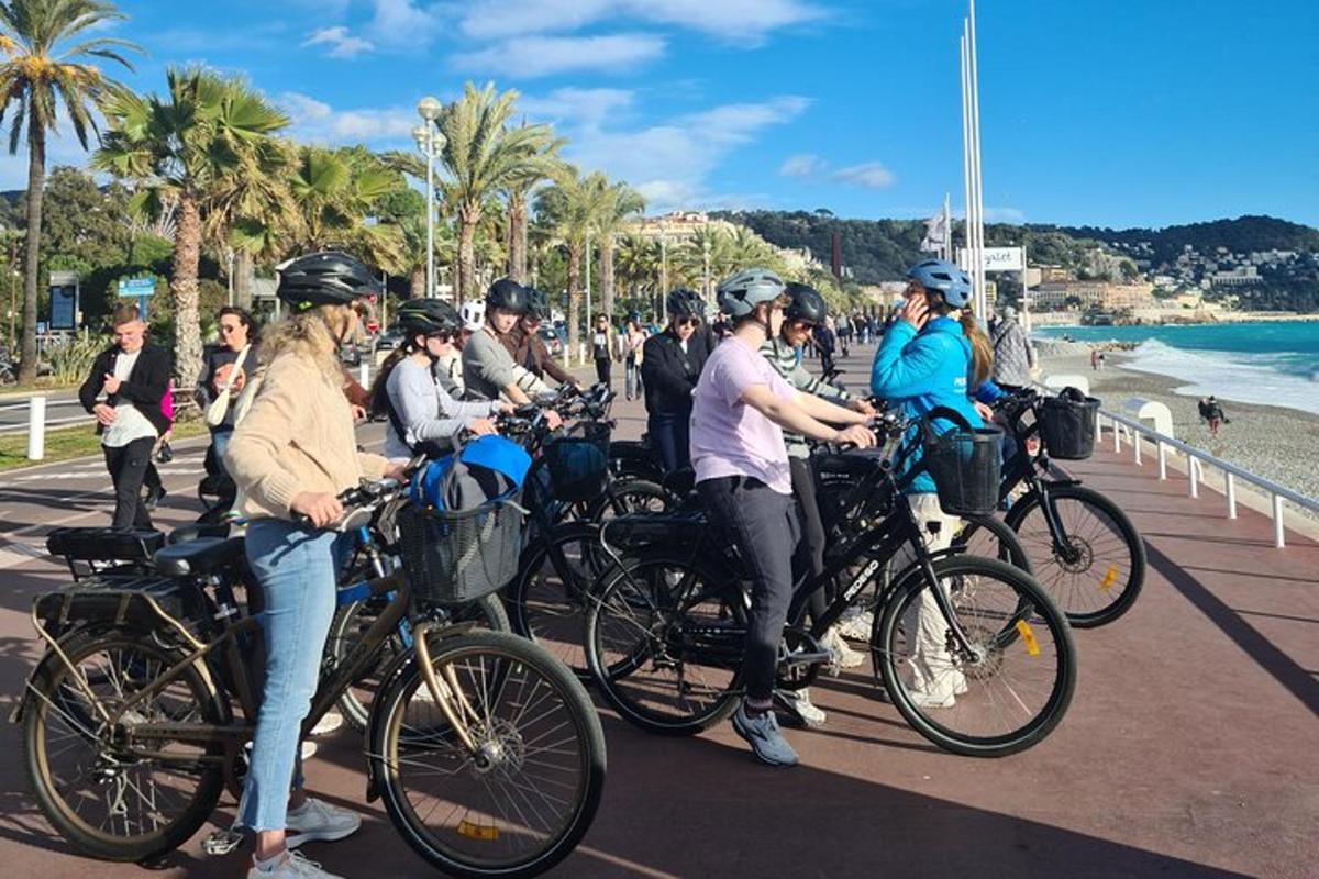 un gruppo di persone in bicicletta su un ponte