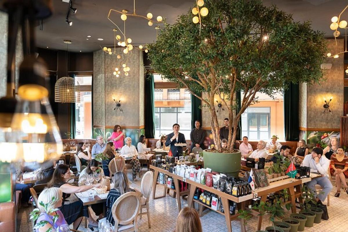 um grupo de pessoas sentadas às mesas de um restaurante