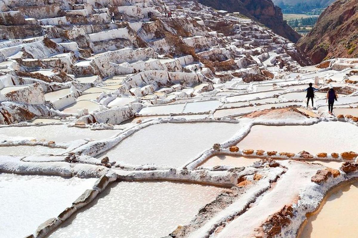 due persone in piedi sulla cima di una montagna coperta di neve