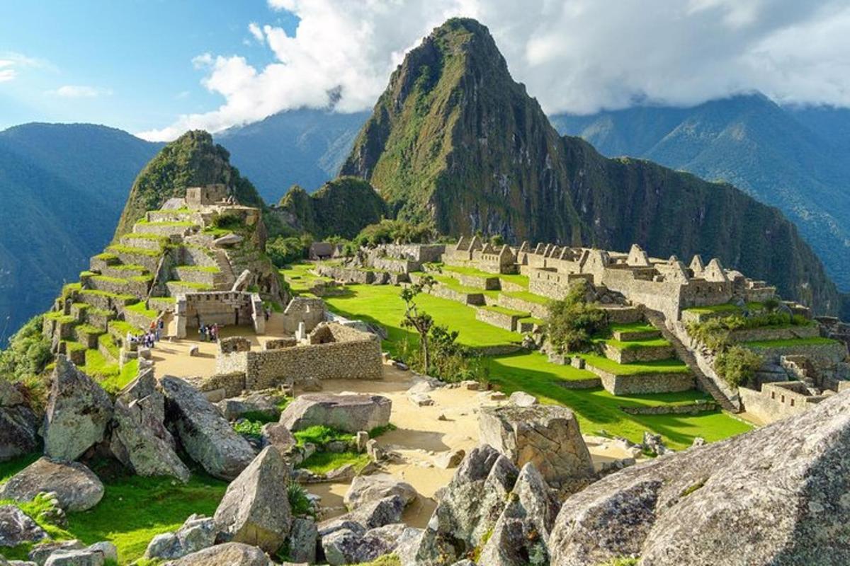 widok na Machu Picchu z górą w tle