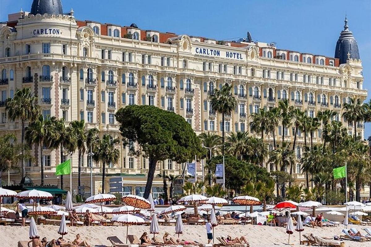 egy napernyőkkel ellátott strand egy nagy épület előtt