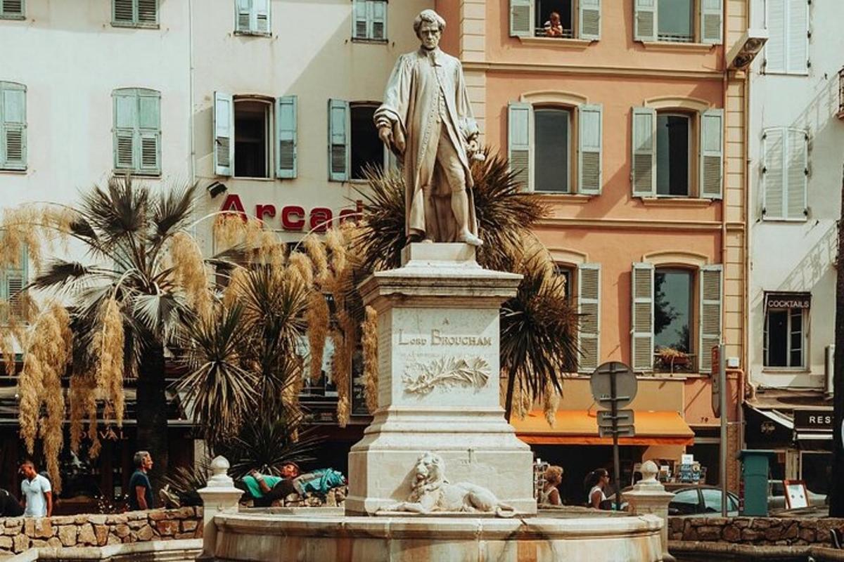 une statue d'un homme au sommet d'une fontaine