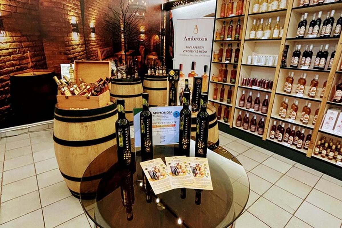 un'enoteca con un tavolo con bottiglie di vino