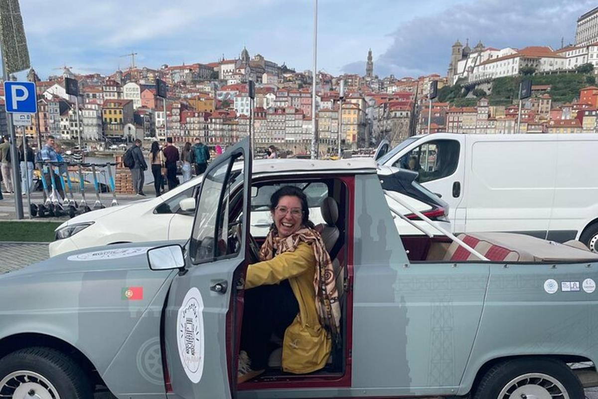 sieviete sēž mazas automašīnas aizmugurē