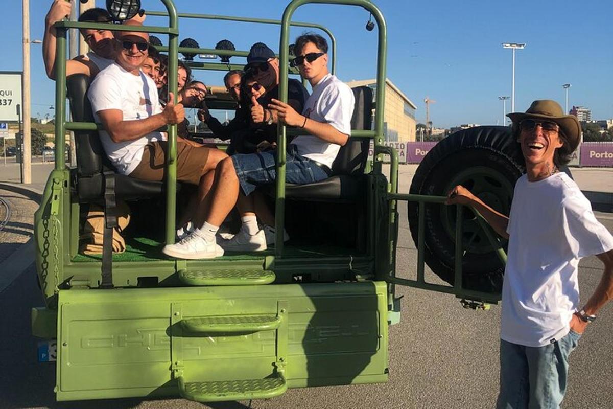 cilvēku grupa sēž zaļā autobusā
