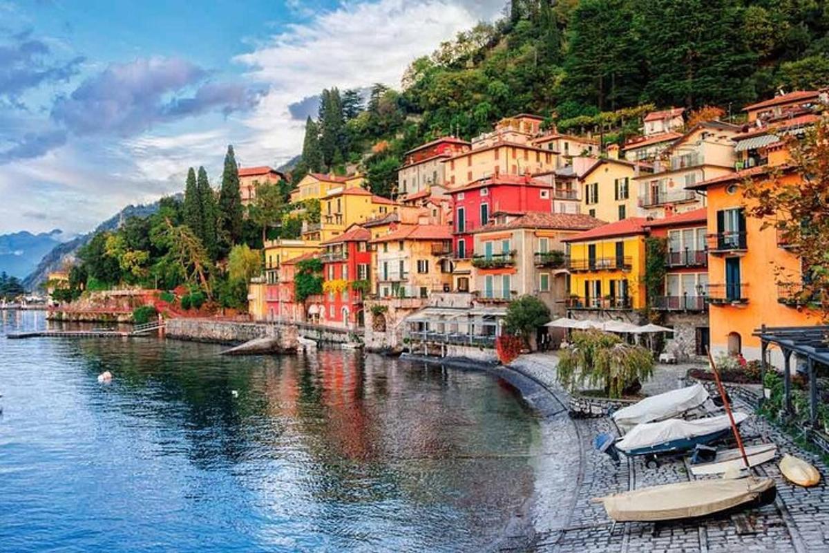 un grup d'edificis a la vora d'un riu
