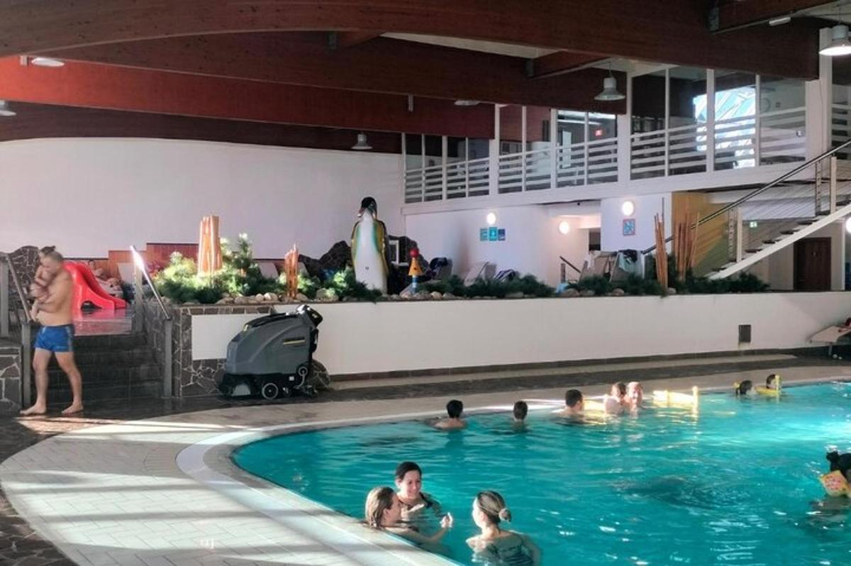 un gruppo di persone in una piscina