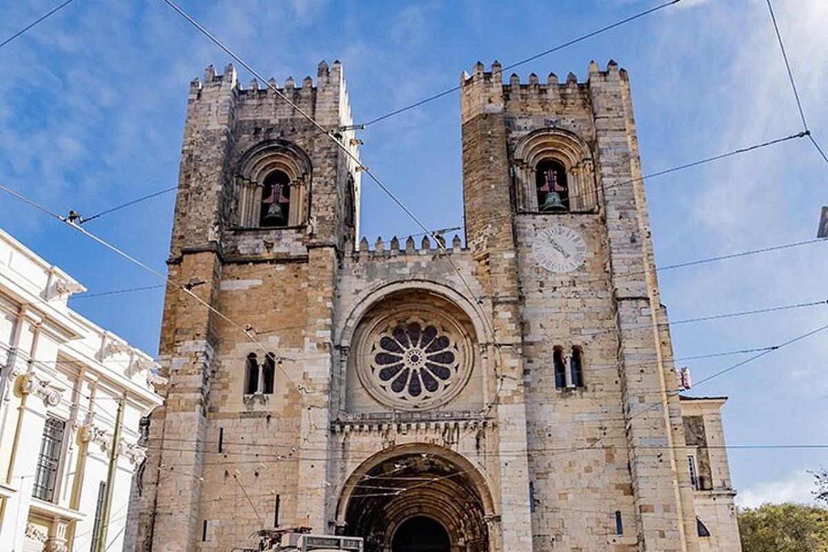 Un antiguo edificio de piedra con una torre de reloj.