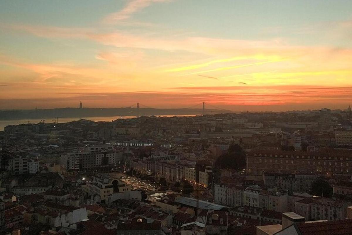 una vista di una città con un tramonto sullo sfondo