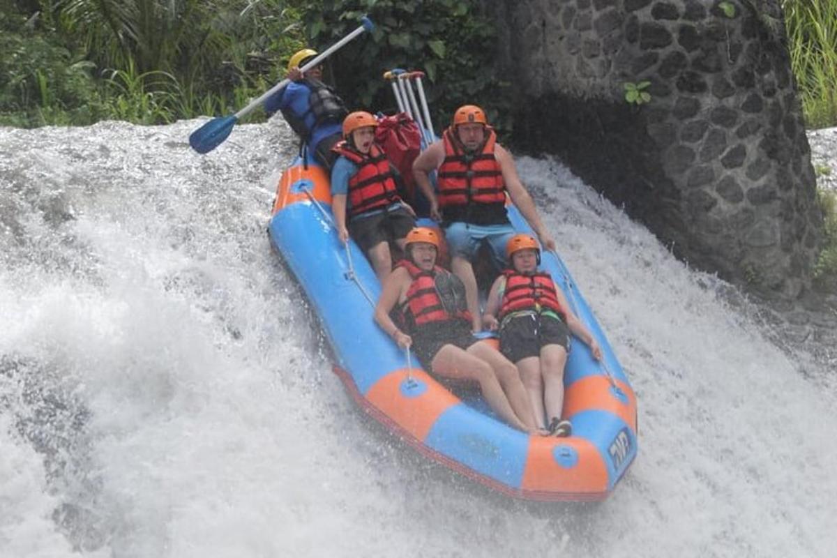 un gruppo di persone che navigano su una zattera in un fiume