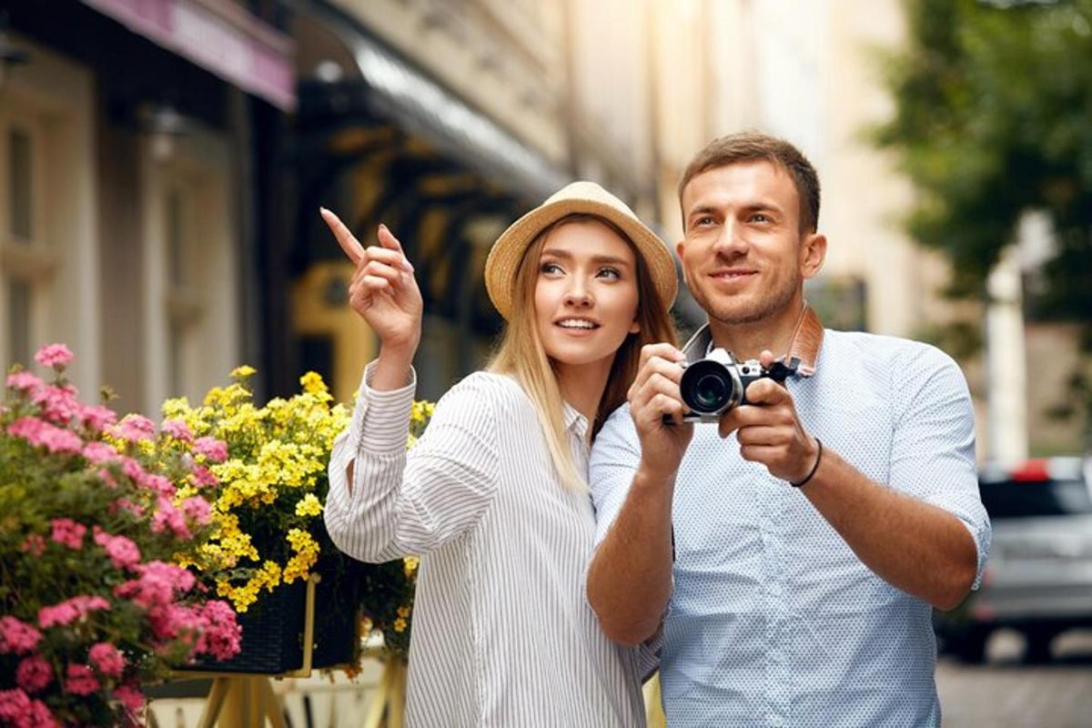 un uomo e una donna che scattano una foto con una macchina fotografica