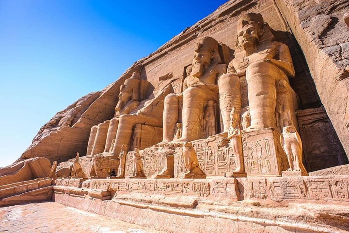um grande edifício de pedra com estátuas