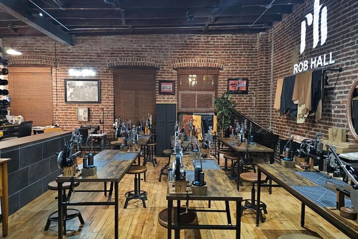 un restaurant avec des tables et des chaises et un mur de briques