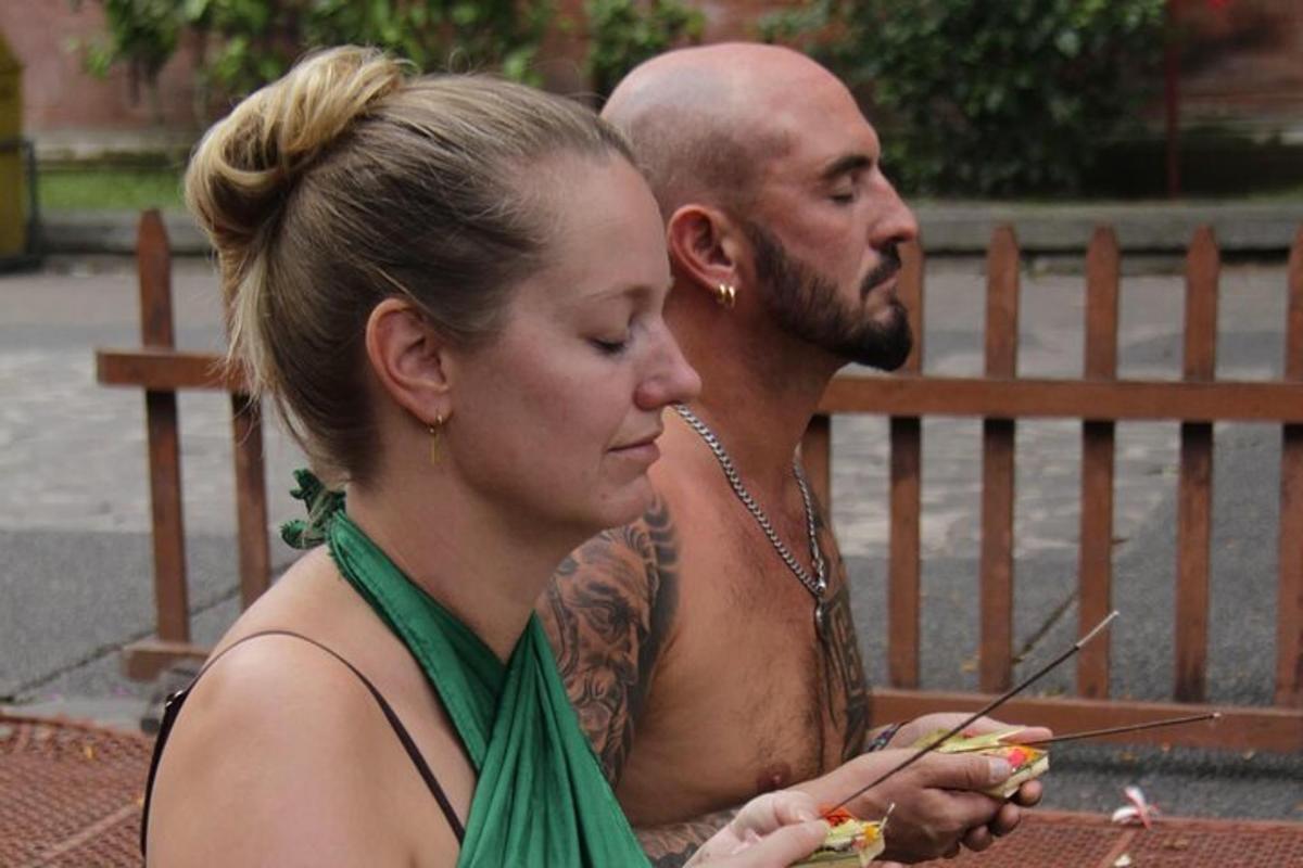 un uomo e una donna seduti su una panchina che mangiano cibo