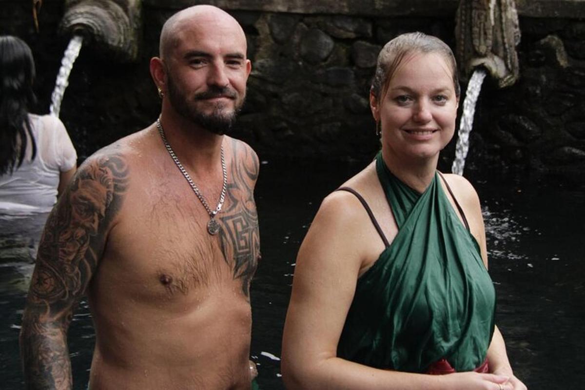 un uomo e una donna in piedi nell'acqua