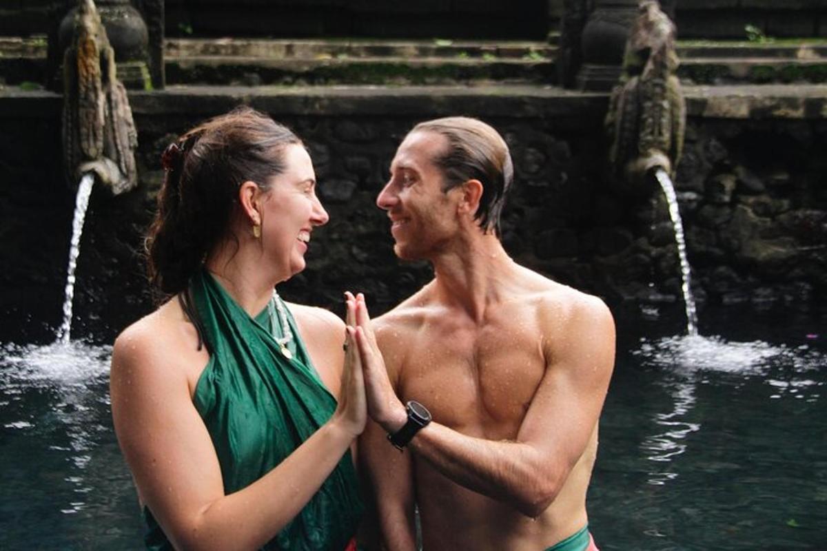 un uomo e una donna in piedi nell'acqua
