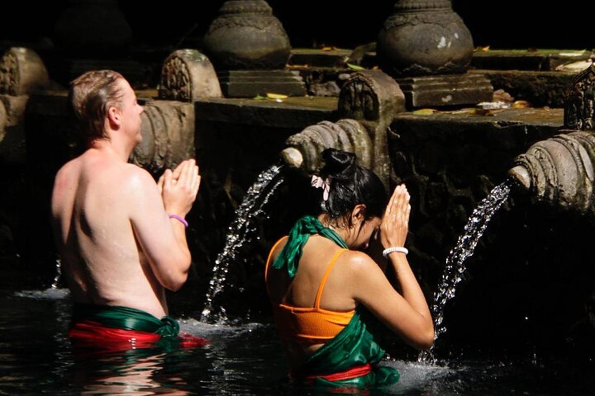 un uomo e una donna in piedi nell'acqua