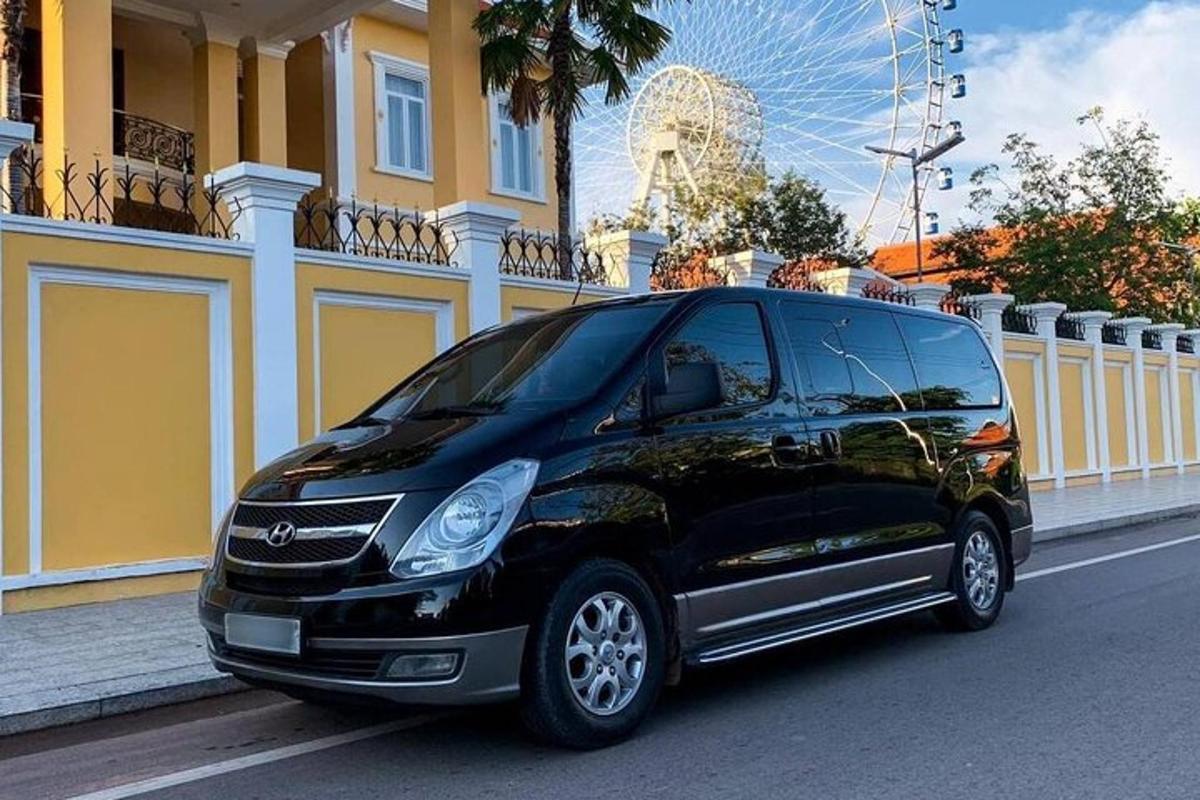 črn avto parkiran ob robu ulice
