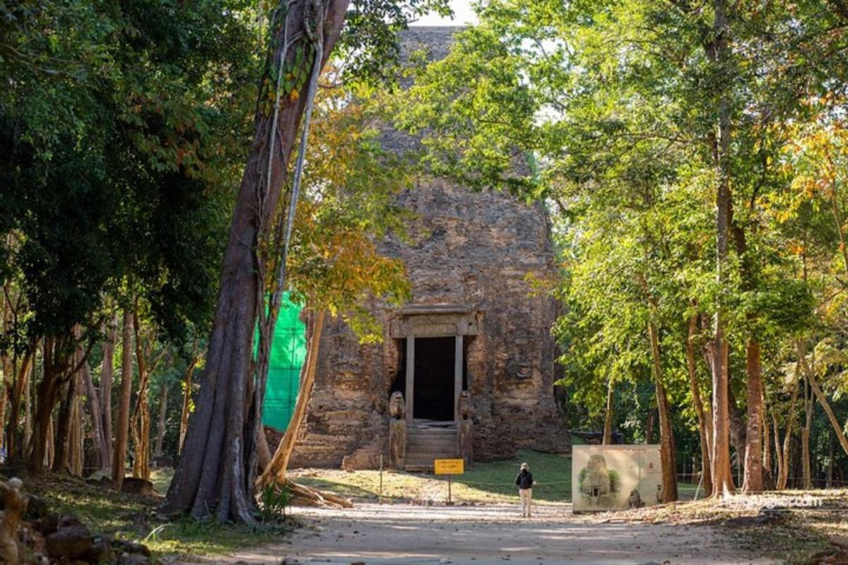 Un antiguo edificio de piedra en medio de un bosque.