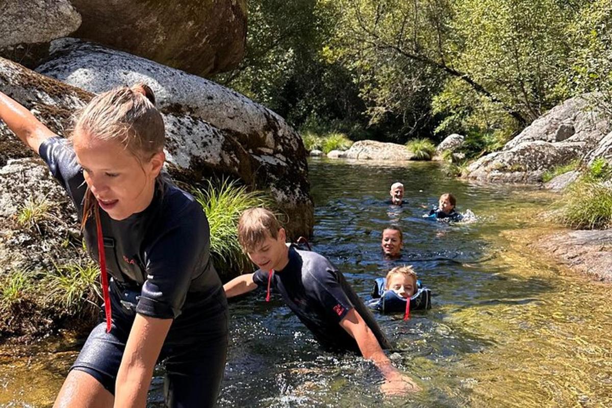 un gruppo di bambini che nuotano in un fiume