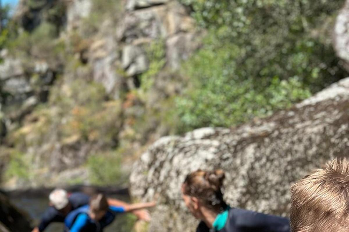 un gruppo di persone che scalano una montagna rocciosa