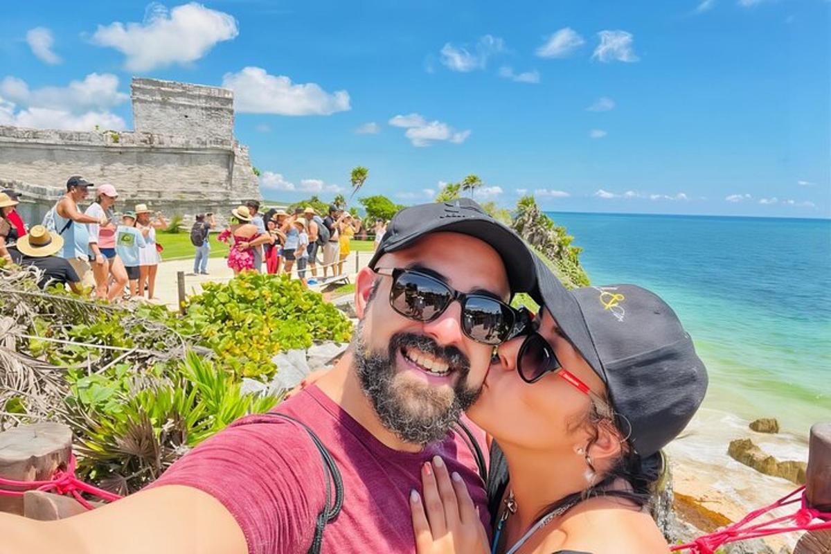seorang lelaki dan wanita bergambar di pantai