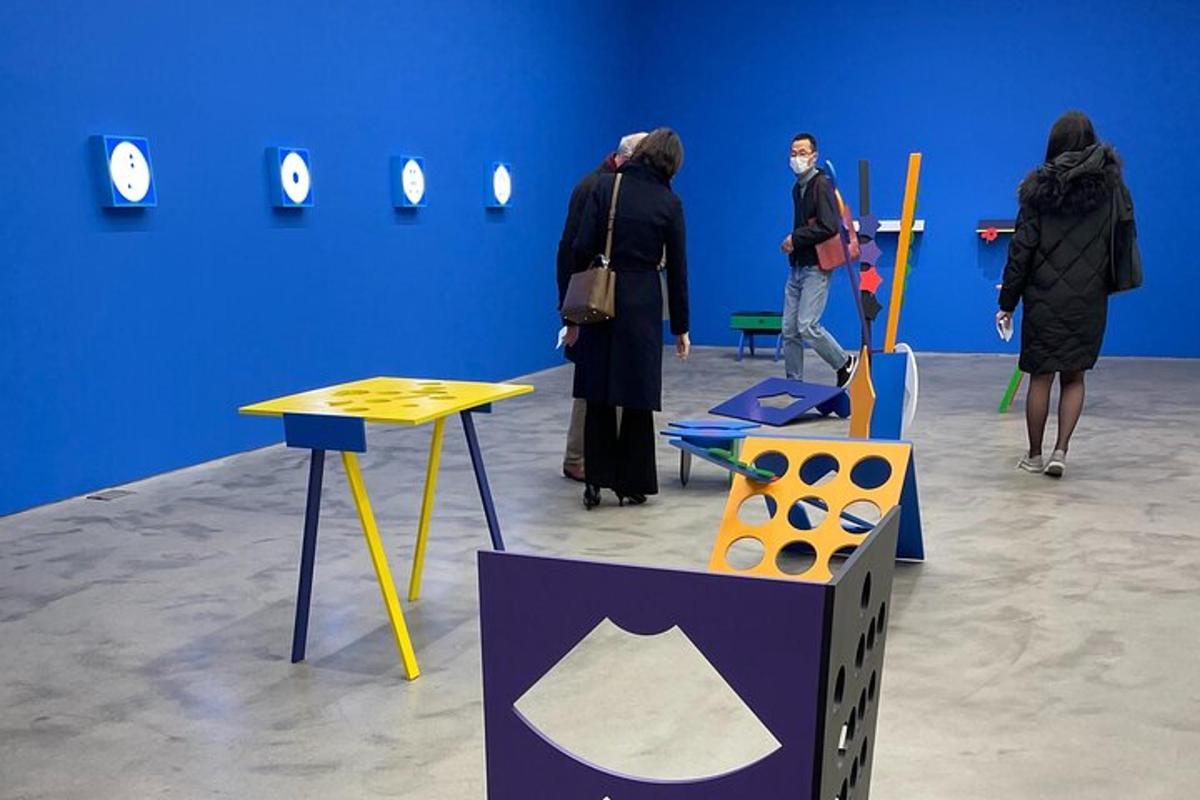 sekumpulan orang melihat pameran di dalam bilik