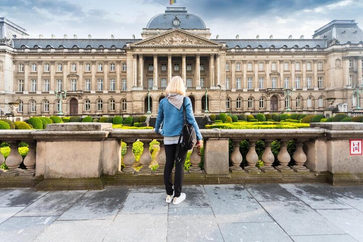 žena stojící před velkou budovou
