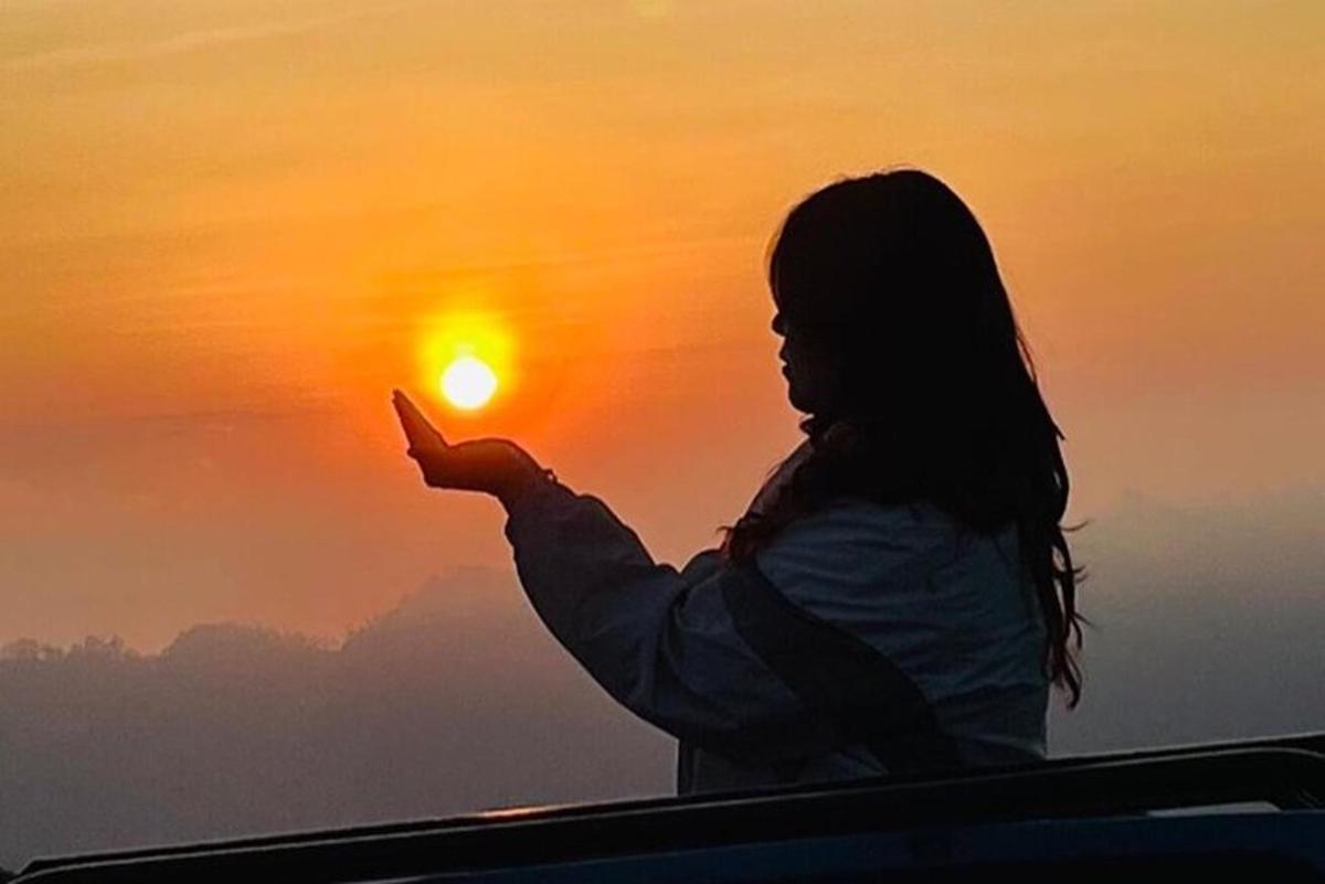 una donna sta guardando il tramonto