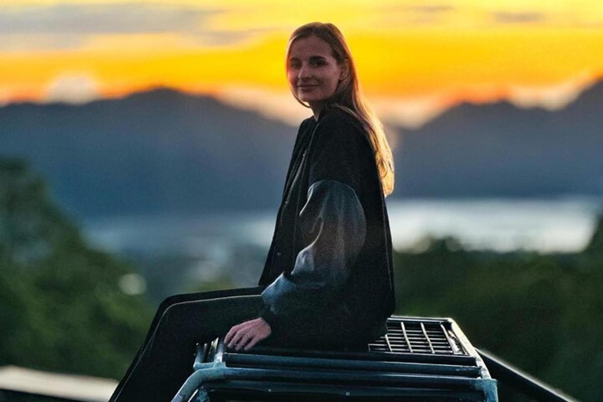 una donna seduta sopra un tavolo