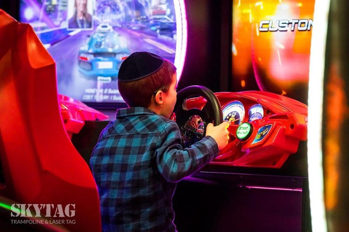 Un niño pequeño jugando un videojuego en una máquina