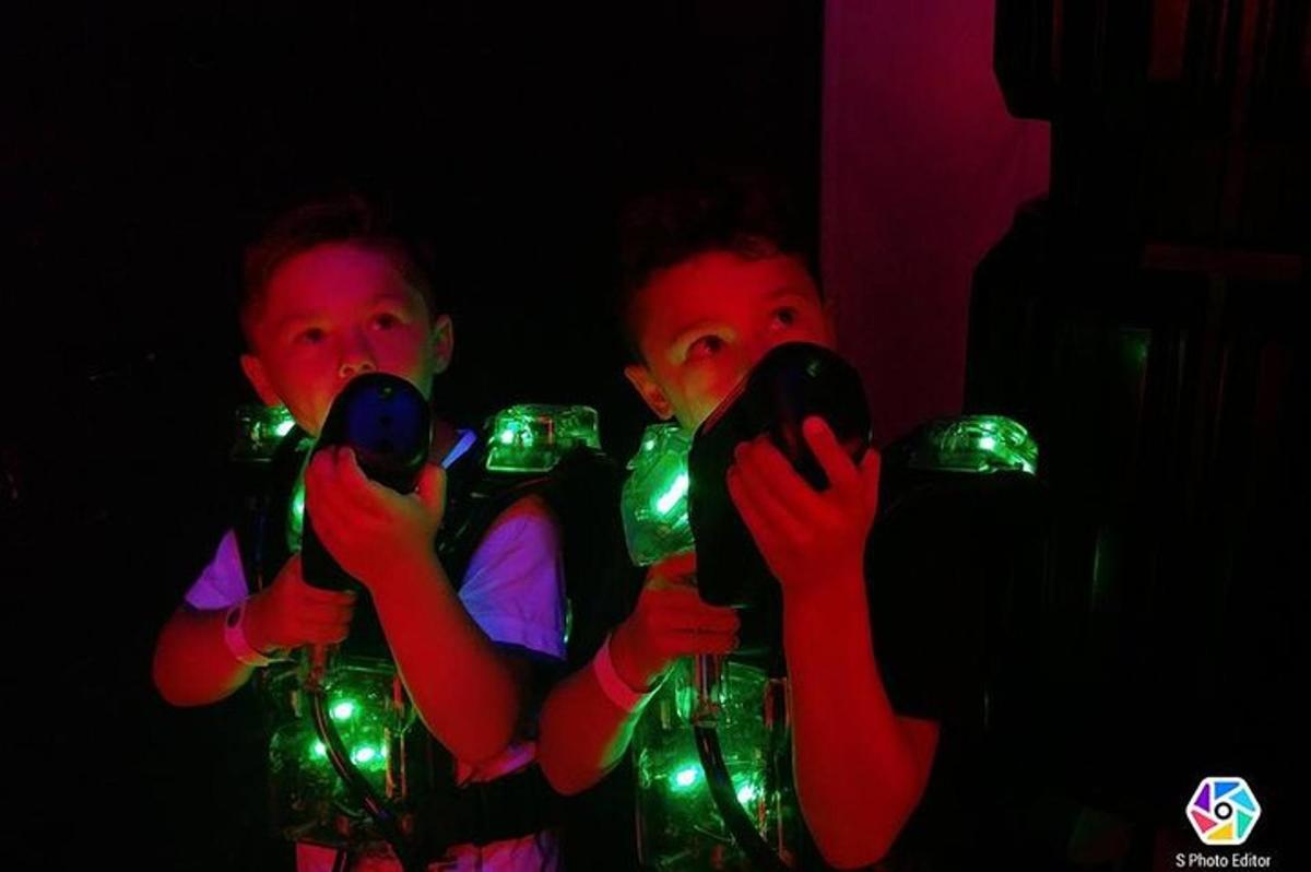 Dos hombres sosteniendo luces verdes en sus manos