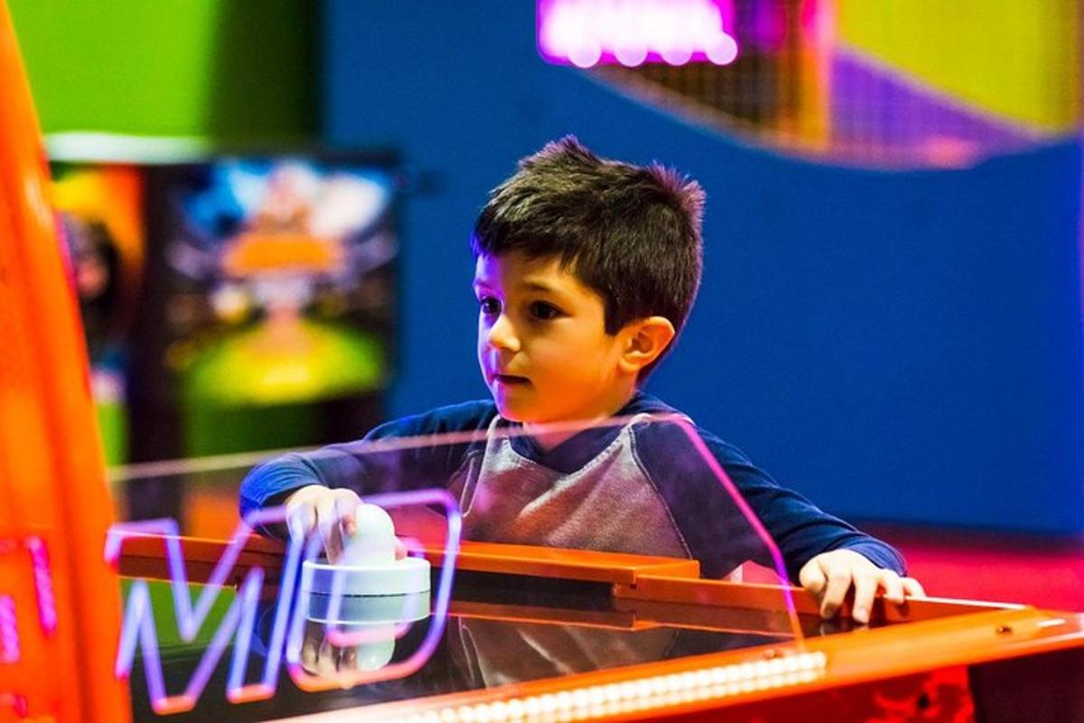 Un niño pequeño sentado en una mesa con un juguete.
