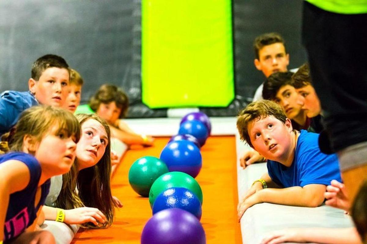 Un grupo de niños sentados en un aula con globos.