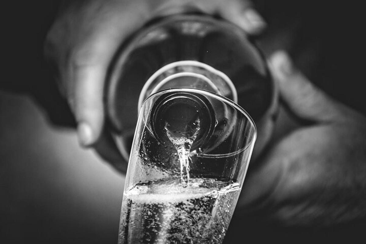 en person drikker av et vinglass