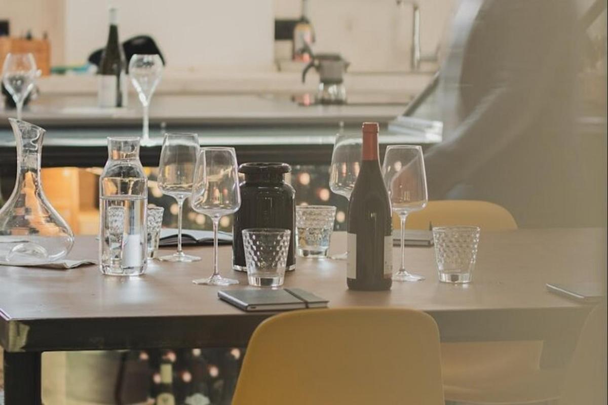 et bord med glass og en flaske vin