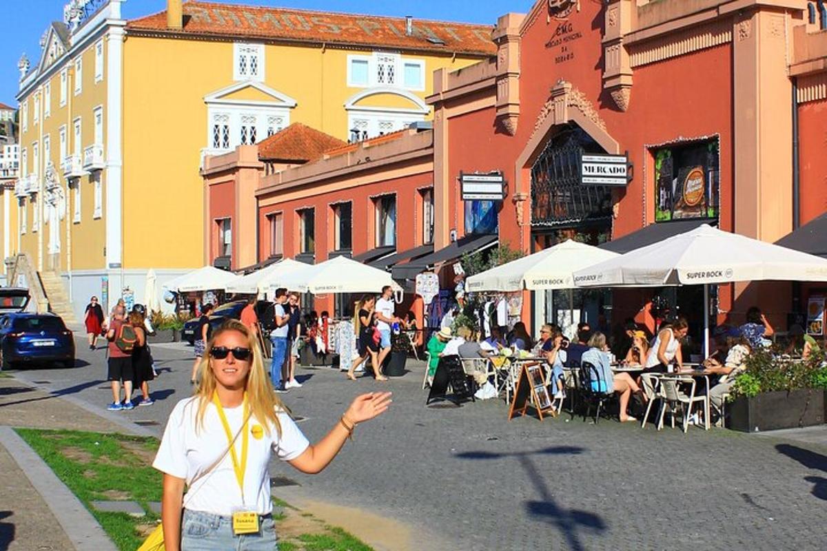 una donna in piedi su una strada di una città