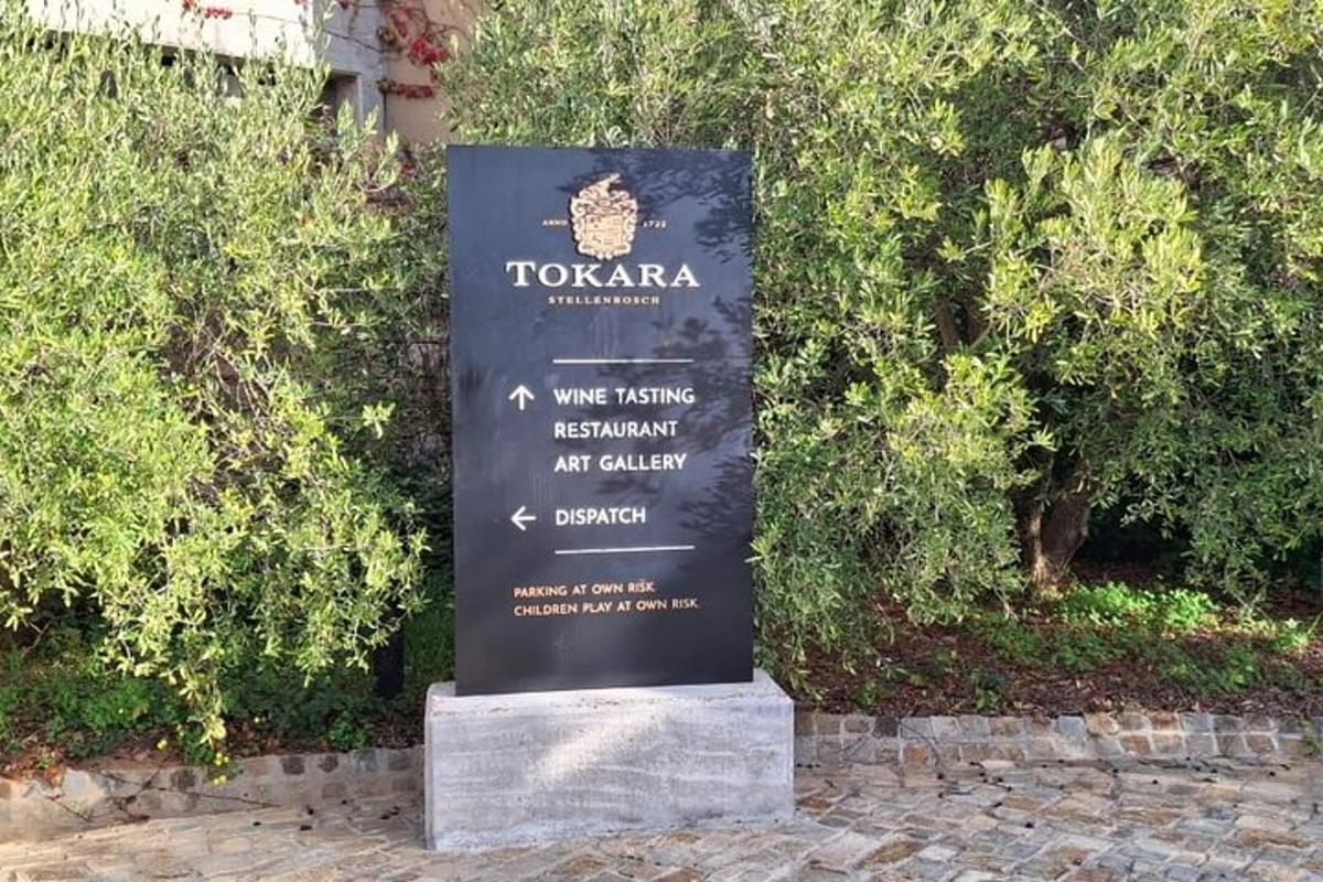 Un cartel que dice Instituto de Enfermería Tokaaria y Galería.