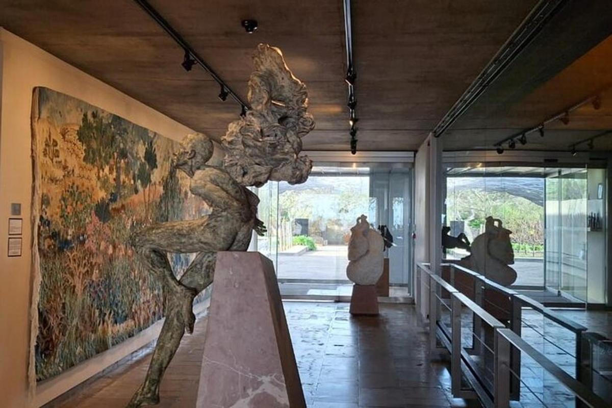 Una escultura en un museo con gente al fondo.