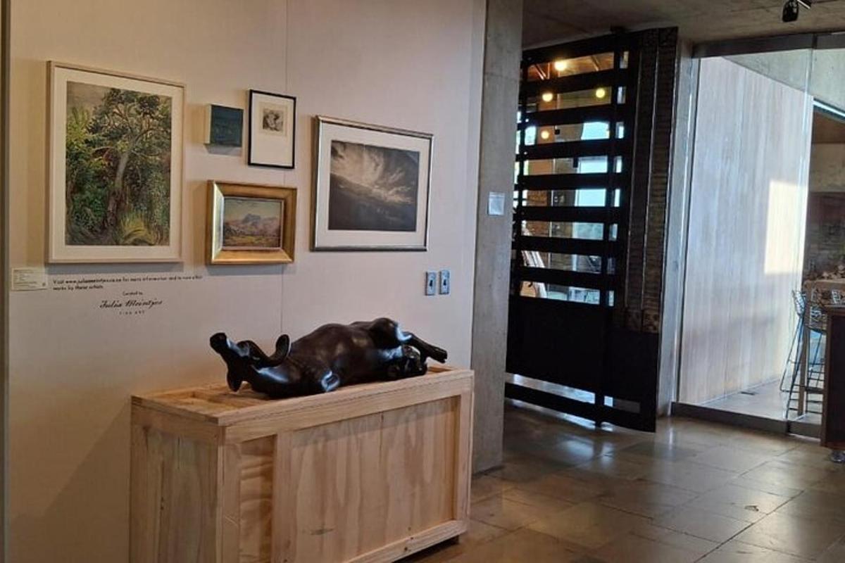 Una escultura de un caballo sobre una mesa en un museo.
