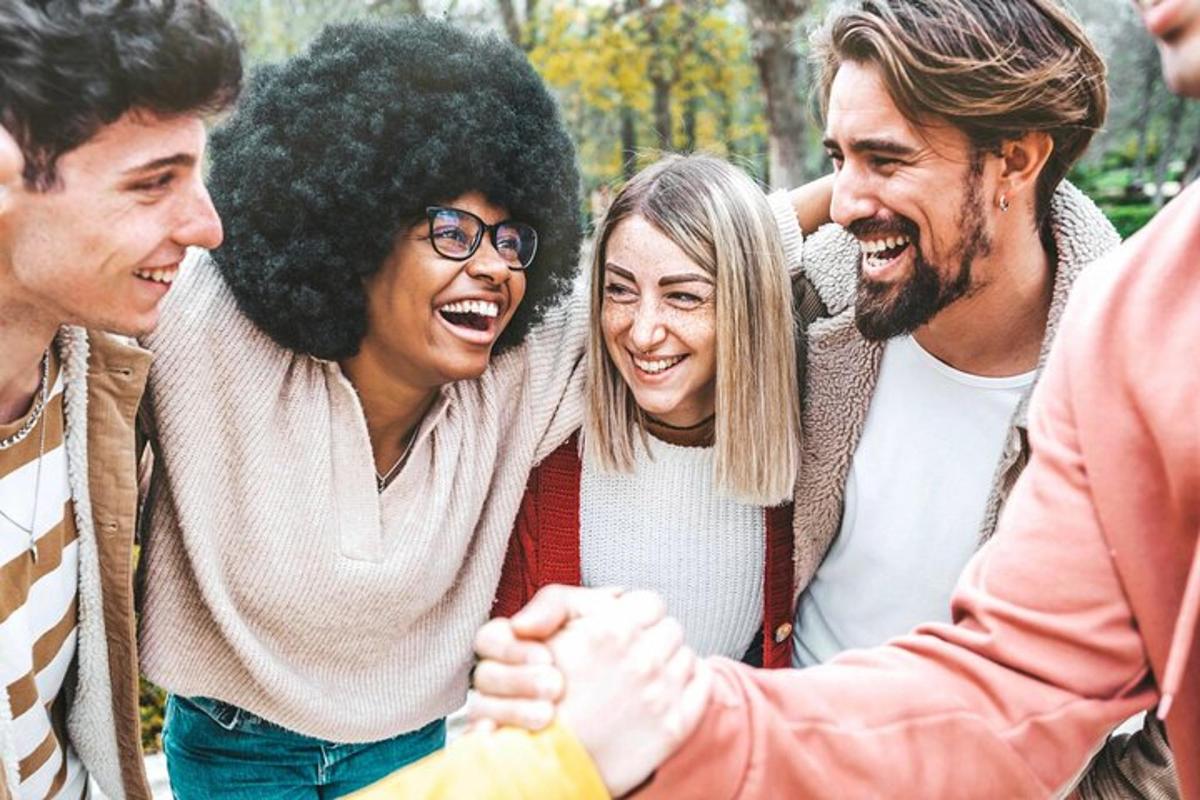 un gruppo di persone in piedi insieme e che si stringono la mano