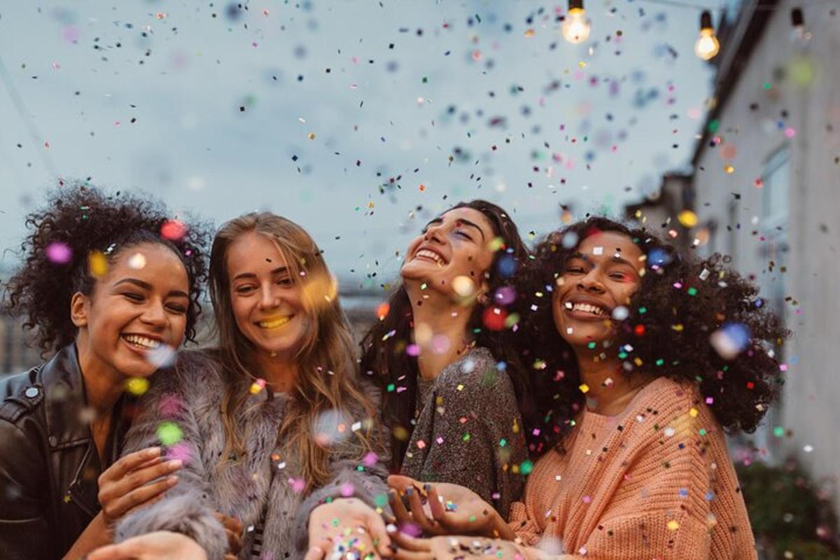 un gruppo di donne in piedi davanti ai coriandoli