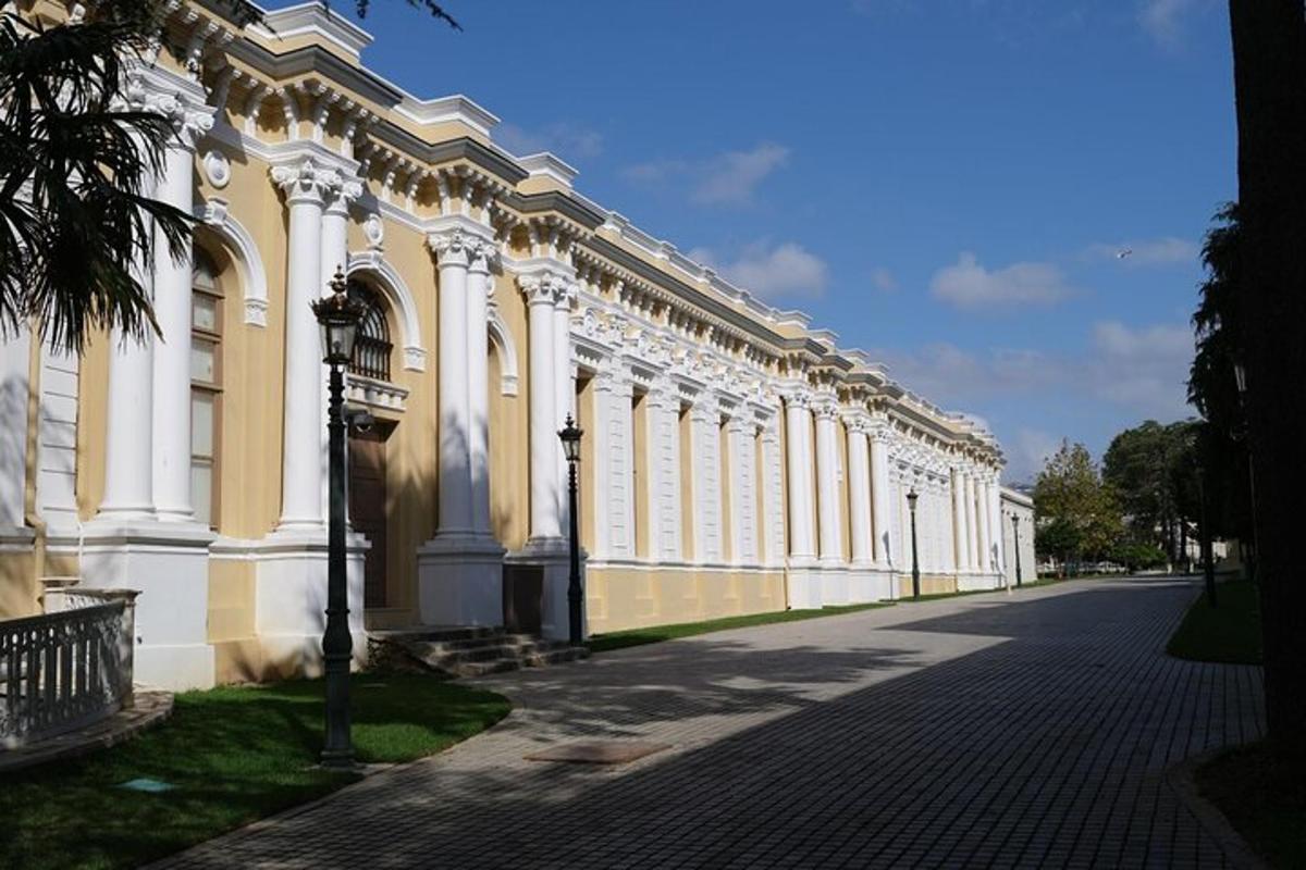 velká žlutobílá budova na ulici