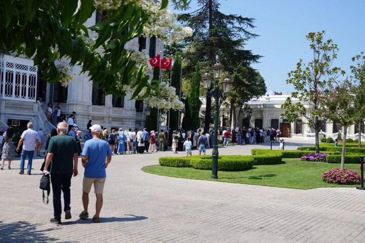 skupina ľudí kráčajúcich pred budovou
