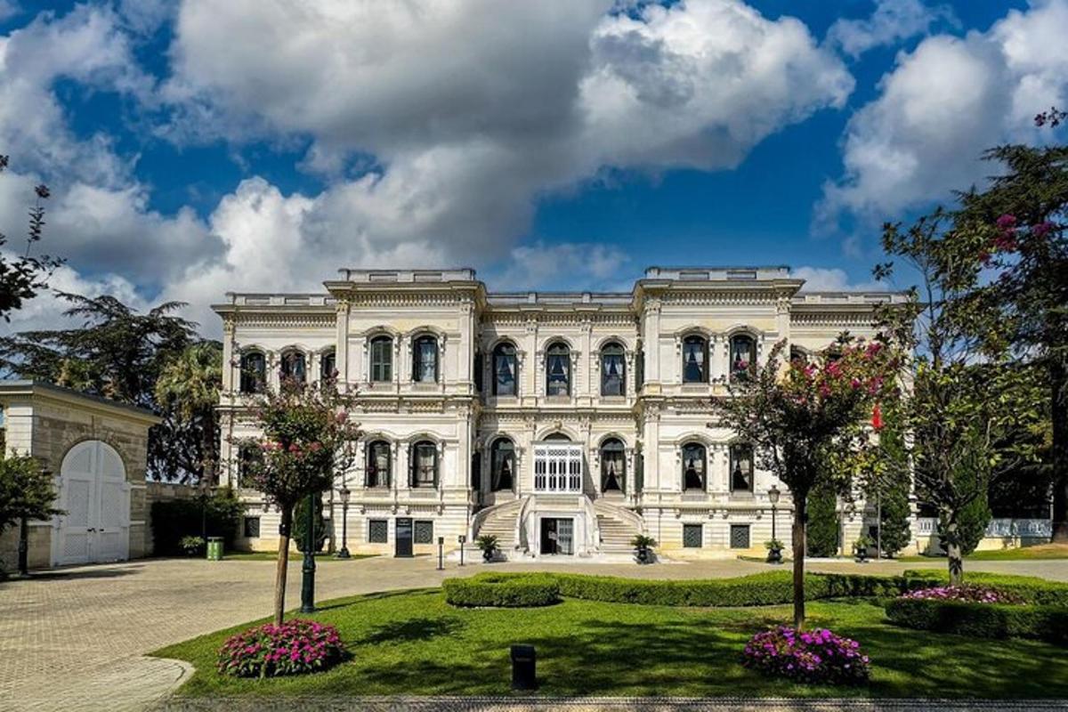 un gran edifici blanc amb un jardí al davant
