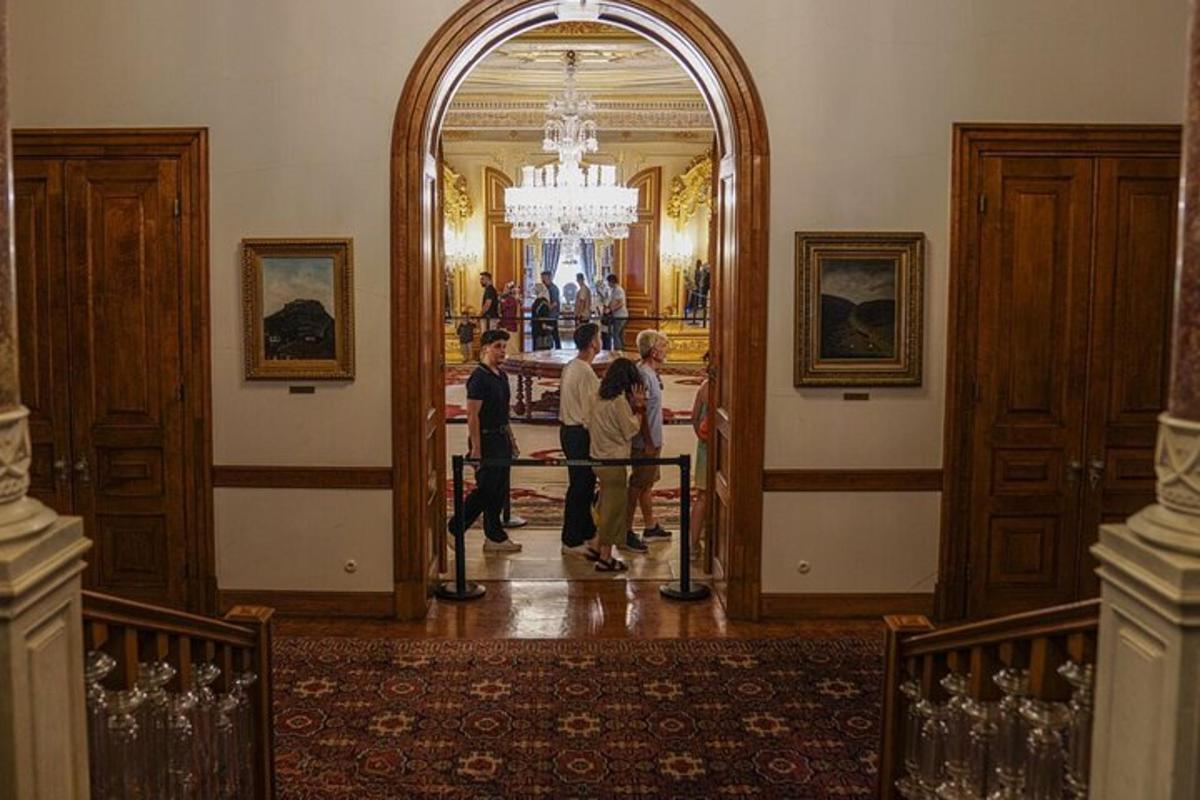un grup de persones dretes en un passadís