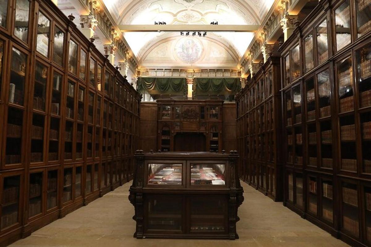 una gran sala amb una gran biblioteca amb parets de fusta
