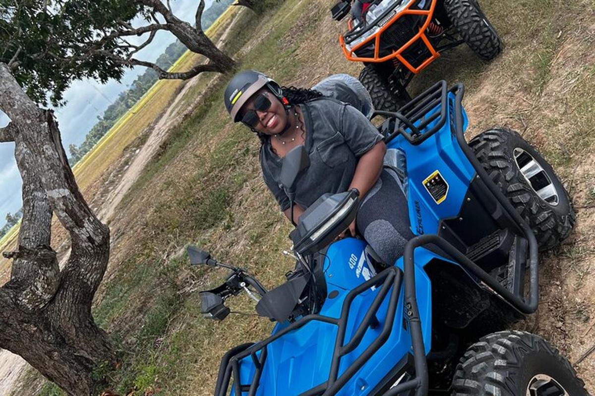 un home que viatja en un quad per un turó