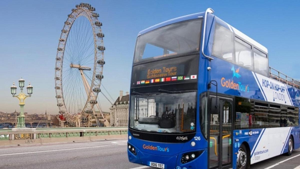 un autobuz albastru cu etaj care circulă pe o stradă